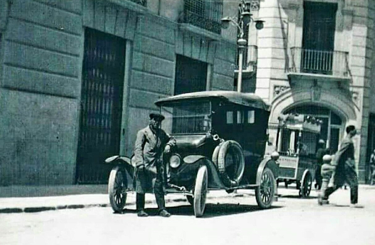 Vehículos en plena calle Ancha / PEDRO J. CASTILLO